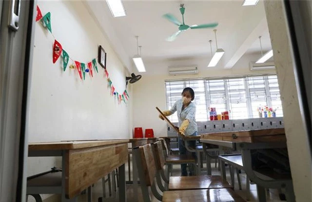 Giáo viên Hà Nội dọn dẹp trường lớp đón học sinh - Ảnh 2.