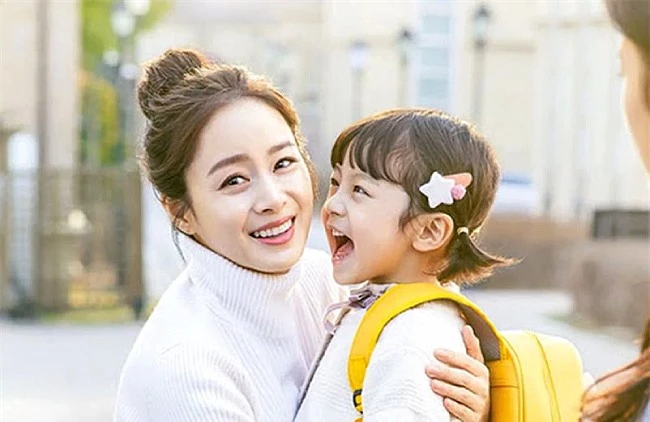 Kim Tae Hee cùng bạn diễn nhí trong phim Hi Bye Mama. 