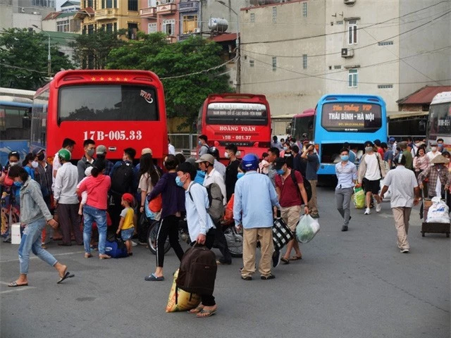 Người dân ùn ùn đổ về sau nghỉ lễ: Hà Nội tạm biệt đường thông, hè thoáng - Ảnh 6.