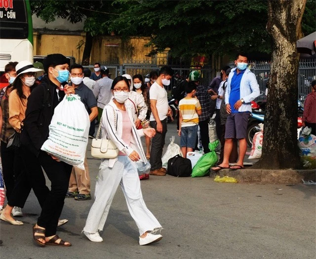 Người dân ùn ùn đổ về sau nghỉ lễ: Hà Nội tạm biệt đường thông, hè thoáng - Ảnh 7.