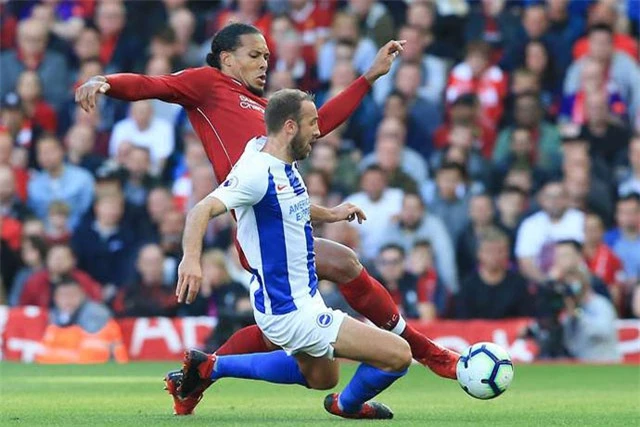 Van Dijk phán đoán tình huống rất tốt