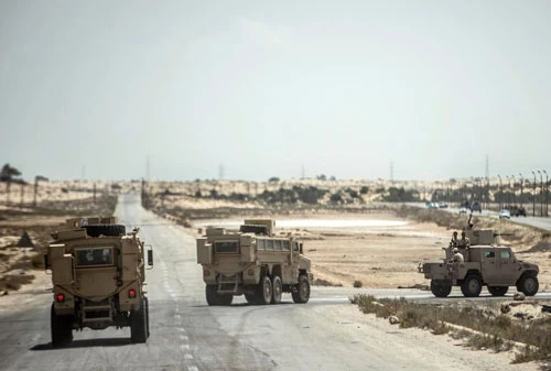 Quân đội Ai Cập di chuyển đến thủ phủ El-Arish của tỉnh Bắc Sinai ngày 26/7/2018. (Nguồn: AFP)