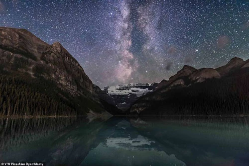 Hồ Louise, vườn quốc gia Banff, là một trong những điểm ngắm dải ngân hà đẹp nhất ở Canada. Nếu đến đây vào khoảng nửa đêm, khi bờ hồ vắng tanh, bạn sẽ có cơ hội chứng kiến dải ngân hà kì ảo trên nền trời. Hồ Louise được mệnh danh là tuyệt tác của thiên nhiên, là một Di sản Thế giới được UNESCO công nhận.
