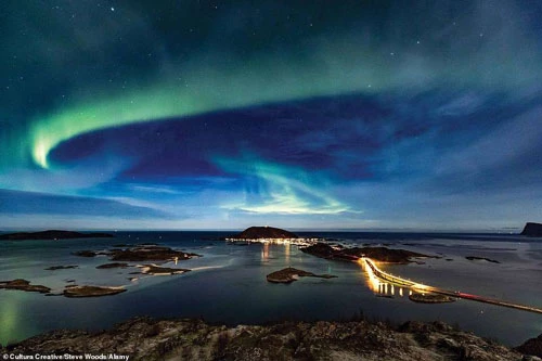 Tromsø (Na Uy) là điểm hẹn nổi tiếng với những tay săn cực quang. Cực quang là hiện tượng thiên nhiên kỳ vĩ được nhìn thấy rõ nhất ở những nơi nằm gần các vùng cực của trái đất. Khi xảy ra cực quang, bầu trời xuất hiện các dải sáng liên tục chuyển động và thay đổi, trông giống như những dải lụa màu đổ từ trên cao xuống mặt đất.