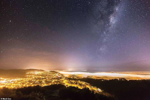 Khung cảnh bầu trời đêm lãng mạn được ghi lại ở Wellington, New Zealand. Khi thành phố lên đèn rực rỡ, được bao phủ bởi lớp sương mờ ảo, du khách có thể dễ dàng quan sát những ngôi sao và dải ngân hà lung linh từ đồi Wrights, Wellington.