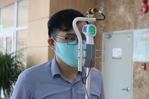 Công ty Điện lực Thừa Thiên Huế chế tạo máy đo thân nhiệt tự động phòng, chống Covid-19