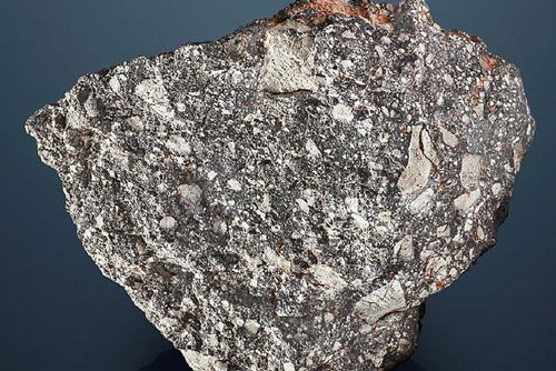 Khối đá Mặt Trăng to dị thường được bán đấu giá hơn 58 tỷ đồng