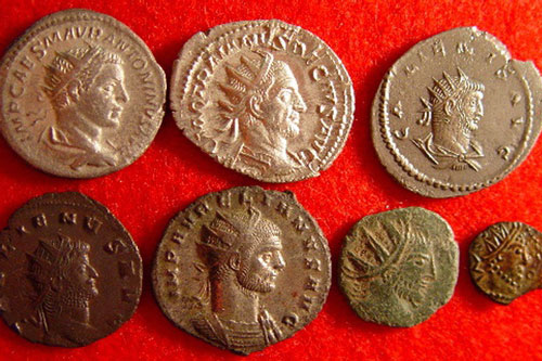 "Ăn may" đào được kho báu hơn 3.000 đồng xu từ thế kỷ 4