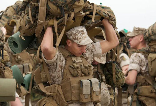 Thủy quân lục chiến Mỹ đánh trận mang bao nhiêu kg quân tư trang?