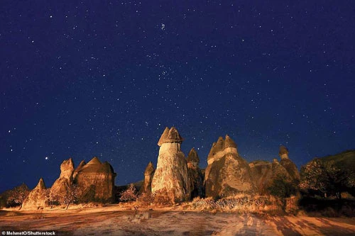 Hình ảnh những ngọn đá tự nhiên ở Cappadocia, Thổ Nhĩ Kỳ gợi liên tưởng đến các "ống khói thần tiên". Trong bầu trời đêm với muôn vàn vì sao lấp lánh, bức tranh thiên nhiên đẹp tựa cổ tích. Trên hình, chòm sao Kim Ngưu có thể được nhìn thấy từ phía trên "ống khói" cao nhất.