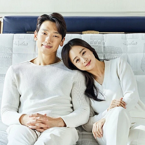 Vợ chồng Kim Tae Hee bên nhau trong một quảng cáo. 