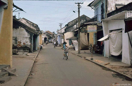 “Năm 1991 tôi đã được trải nghiệm thành phố này trong sự nguyên sơ – không có khách du lịch nào khác. Sự xuất hiện của một ông khách châu Âu đã khuấy động cuộc sống ở nơi đây, cho dù Hội An đã có mặt trong chương trình tham quan chính thức. Tôi có ấn tượng rằng thời gian đã dừng lại theo cách nào đó” - du khách kiêm nhiếp ảnh gia kể lại về khoảnh khắc này.