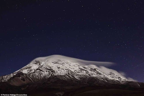 Một đêm đầy sao được tay săn ảnh chụp lại trên núi Chimborazo, Ecuador. Thực tế, Chimborazo là ngọn núi cao nhất thế giới, vượt qua cả Everest, nếu tính theo khoảng cách từ đỉnh tới tâm trái đất. Vì thế, nhiều người cho rằng khi đến đây, họ sẽ có cơ hội "chạm tay" tới các vì sao.