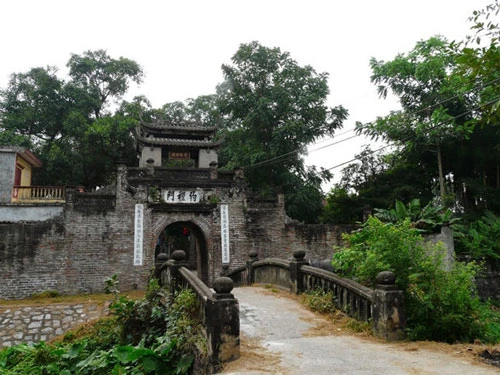 Chiếc cầu cổ bắc qua con mương nhỏ để vào làng giò chả truyền thống trứ danh (Ảnh: hanoi.gov)