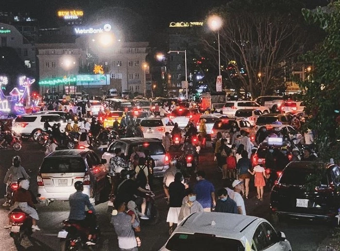 Đường phố Đà Lạt bị kẹt xe cục bộ do lượng xe cá nhân tăng lên trong đợt lễ 30/4 - 1/5