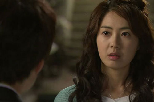 Sau đám cưới mẹ chồng đã dặn không được vào phòng tầng thượng, nhưng một lần cửa hé tôi tò mò ngó vào liền tái mặt