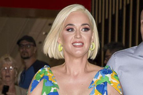 Katy Perry hoãn đám cưới vì đại dịch, không biết sinh con khi nào