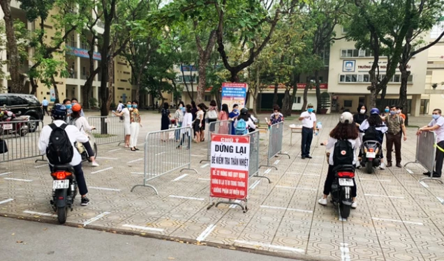 Trường Trung học phổ thông Nguyễn Gia Thiều (quận Long Biên) phân luồng học sinh từ cổng trường, bảo đảm an toàn phòng, chống dịch.
