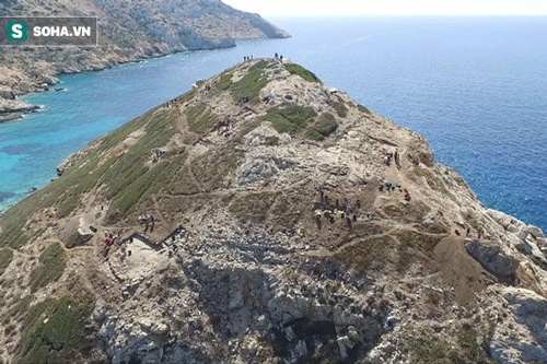 Bất ngờ phát hiện kiến trúc bằng kim loại bí ẩn bên dưới kim tự tháp Hy Lạp