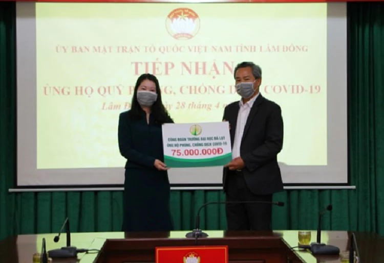 Trường Đại học Đà Lạt trao tặng số tiền 75 triệu đồng để đóng góp vào Quỹ phòng, chống dịch Covid-19 tỉnh Lâm Đồng