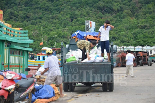 Hàng hóa đưa từ đất liền ra đang được vận chuyển về trung tâm Côn Đảo. (Ảnh: Báo Công Thương)