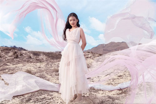 Mẫu nhí Bảo Hà diện váy Ivan Trần