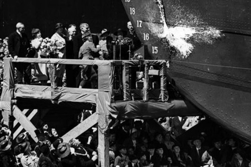 Vì sao trước khi hạ thủy, người ta thường làm lễ đập vỡ 1 chai rượu?