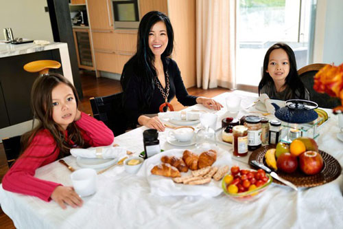 Cuộc sống bình yên của Diva Hồng Nhung cùng cặp song sinh tại biệt thự ở Mỹ