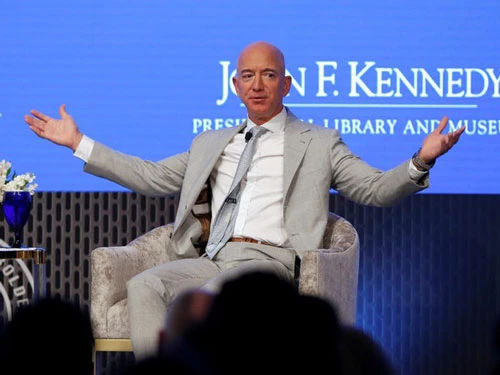 Khi việc mua sắm trực tuyến trên Amazon ngày càng được ưa chuộng vì người dân hạn chế ra ngoài nhắm tránh lây lan virus corona, khối tài sản của người giàu nhất hành tinh Jeff Bezos từ đầu năm đến nay tăng thêm 10 tỷ USD. Ảnh: Reuters.