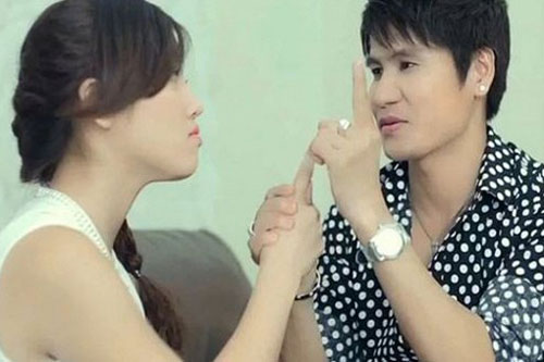 Đến chơi nhà không thấy mẹ người yêu đâu, tôi hỏi thì anh chỉ ra một túp lều ngoài vườn và bị ngăn lại gần ngay sau đó