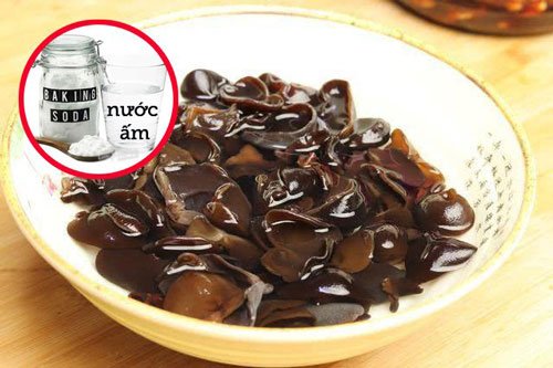 Ngâm mộc nhĩ với nước ấm hay nước lạnh mới khử hết chất bẩn? Đâu mới là cách làm đúng nhất