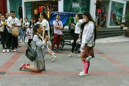 Quỳ gối cầu hôn người yêu giữa phố nhưng câu nói này của cô gái mới khiến người xung quanh cay mắt