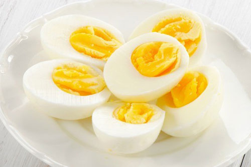 Muốn trứng luộc thơm ngon, dễ bóc lại tăng gấp đôi dinh dưỡng hãy thêm 2 nguyên liệu này vào