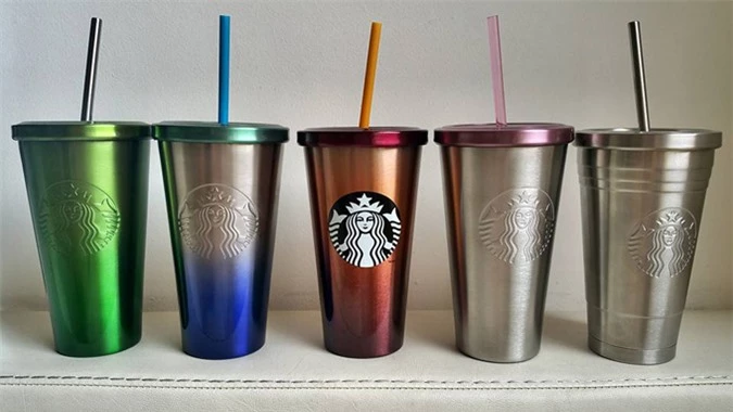 Những chiếc ly kim loại đủ màu của thương hiệu cà phê nổi tiếng Starbucks cũng có trong sưu tập này.