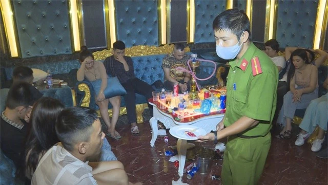 Hàng chục nam nữ thanh niên sử dụng ma túy tại quán karaoke - 1