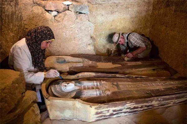 Hai xác ướp trong khu nghĩa trang cổ 4.500 tuổi ở Ai Cập - Ảnh 1.