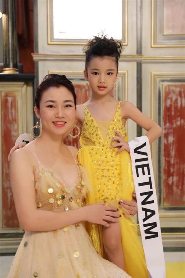 Những hình ảnh đáng yêu của các cô bé Hoa hậu Hoàn vũ nhí sẽ khiến cho bạn cảm thấy thích thú với thế giới dễ thương và ngây ngất của tuổi thơ. Với sự kết hợp tinh tế giữa tiếng Anh và tiếng Việt, đó chắc chắn sẽ là một thông điệp gửi gắm đến tất cả các bé.