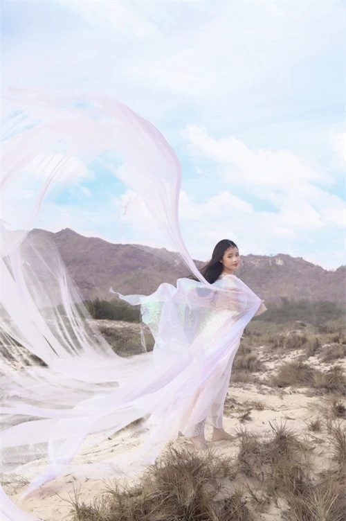 Váy voan lụa trắng được nhà mốt trang trí thêm dải lụa mềm để tạo độ bay bổng và phù hợp với không gian thiên nhiên của đảo Phú Quốc.