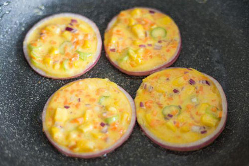 Thấy vợ đổ trứng vào hành tây, tưởng chơi trò trẻ con ai ngờ có món bánh độc lạ, hấp dẫn