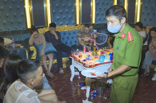 Đắk Lắk: Hàng chục nam nữ thanh niên sử dụng ma túy tại quán karaoke
