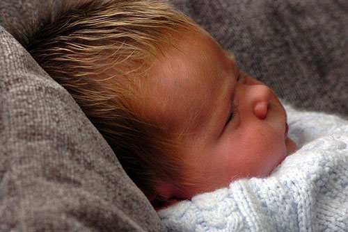 Con dâu sinh ra đứa trẻ có màu tóc lạ: Mẹ chồng bèn giám định ADN, biết kết quả hối hận vô cùng