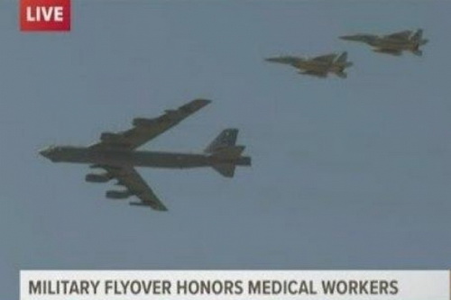 B-52 rơi linh kiện khi đang bay biểu diễn