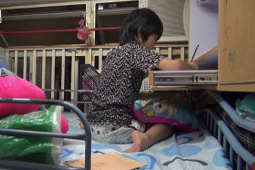 11 năm ngủ chung giường với chị gái, bé trai nói 1 câu khiến mẹ giật mình hoảng sợ