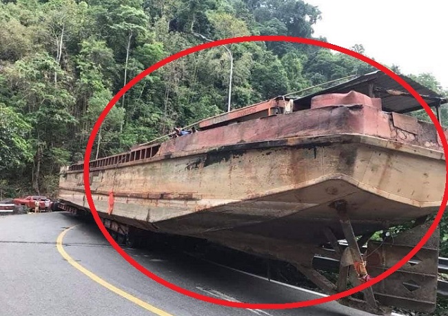 Đèo Bảo Lộc kẹt xe hàng km do xe đầu kéo chở thuyền “khủng”