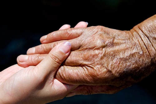 Hãy một lần nhìn vào tay mẹ để biết thành công của bạn được đánh đổi bởi điều gì