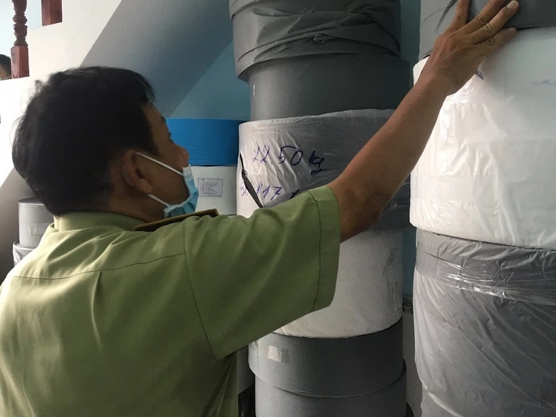 Lực lượng quản lý thị trường TPHCM kiểm tra một cơ sở sản xuất khẩu trang y tế có dấu hiệu vi phạm về nhãn hiệu tại địa bàn quận 9, TPHCM. Lực lượng quản lý thị trường TPHCM kiểm tra một cơ sở sản xuất khẩu trang y tế có dấu hiệu vi phạm về nhãn hiệu tại địa bàn quận 9, TPHCM.