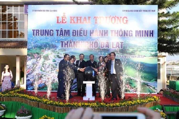 Lãnh đạo Tập đoàn VNPT và lãnh đạo tỉnh Lâm Đồng, TP. Đà Lạt cùng nhấn nút khai trương Trung tâm IOC 