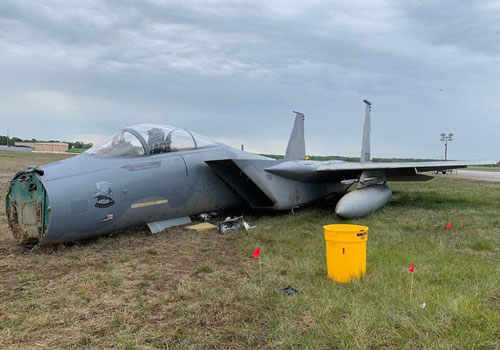 Chiến đấu cơ bảo vệ Tổng thống Trump gặp họa lớn, đâm xuống đất gãy cả mũi