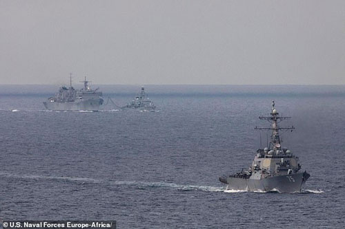 Tàu chiến Mỹ lần đầu qua biển Barents sau hơn 30 năm, tàu Nga bám sát