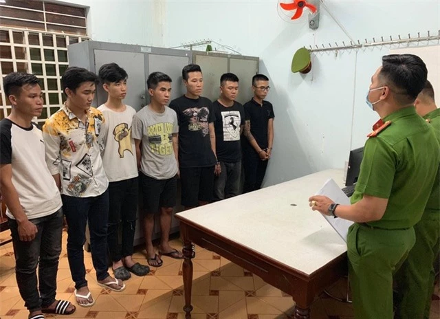Bắt 6 nhân viên quán karaoke cho khách sử dụng ma túy tại quán - 1 Bắt 6 nhân viên quán karaoke cho khách sử dụng ma túy tại quán - 1